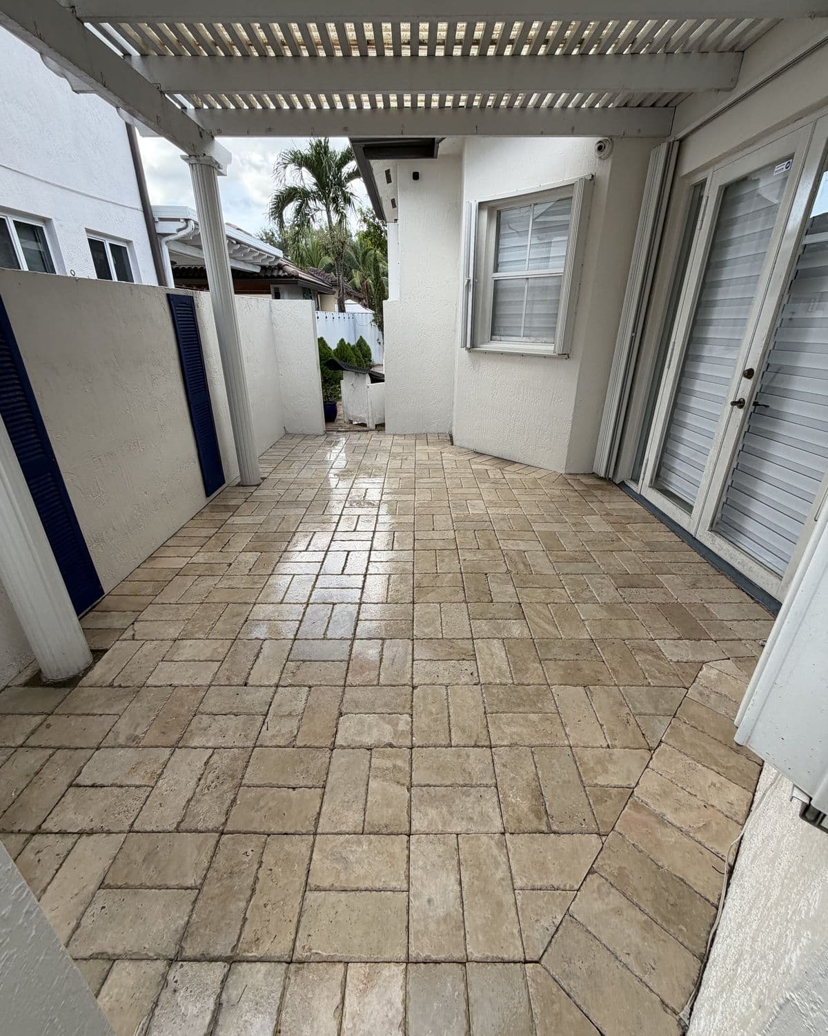 Travertine side patio in South Florida — after cleaning
